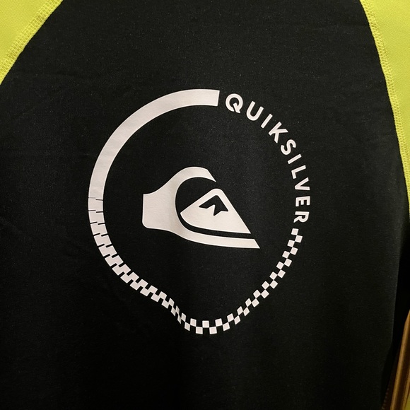 Quicksilver Surfing Activewear Long Sleeve Top black and neon green size small - Picture 3 of 4